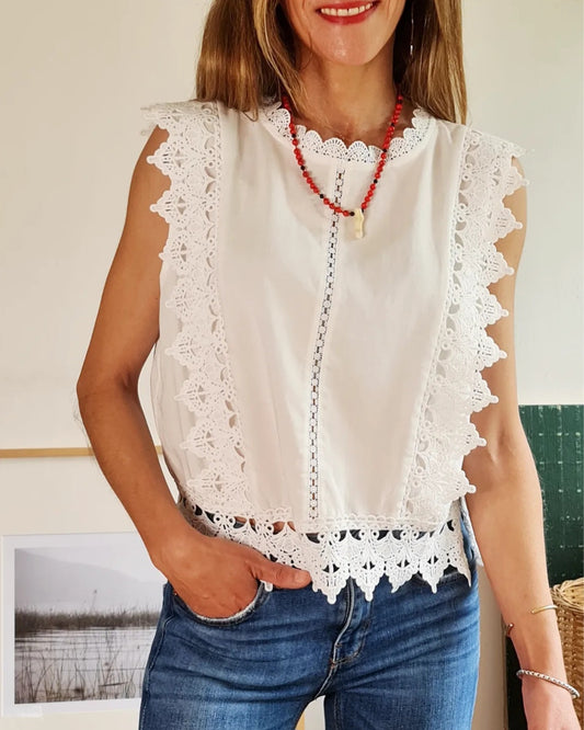 Blusa de Viscosa, muy femenina! . Corte recto, con cierre a un costado. Detalle de Macreme en cuello, pretina y a los costados. Ultra femenina y coqueta. Para el dia a dia y oficina.