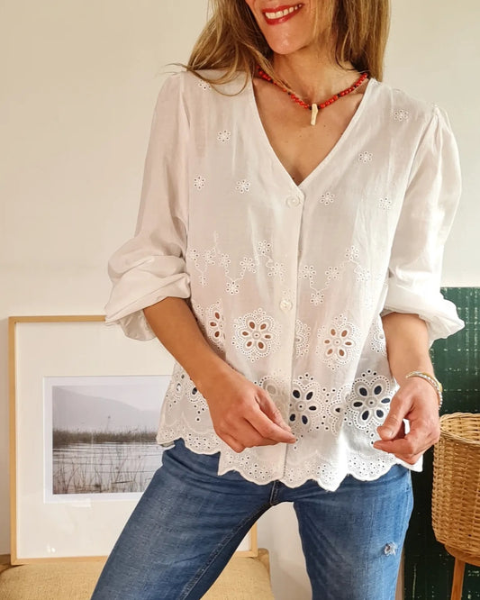 Blusa de Viscosa con bordados broderie. Liviana y fresca! Corte recto, abotonada. Mangas globo con puños elasticados.Blusa Paula Blanca es delicada, femenina y perfecta para usarla abierta o cerrada.